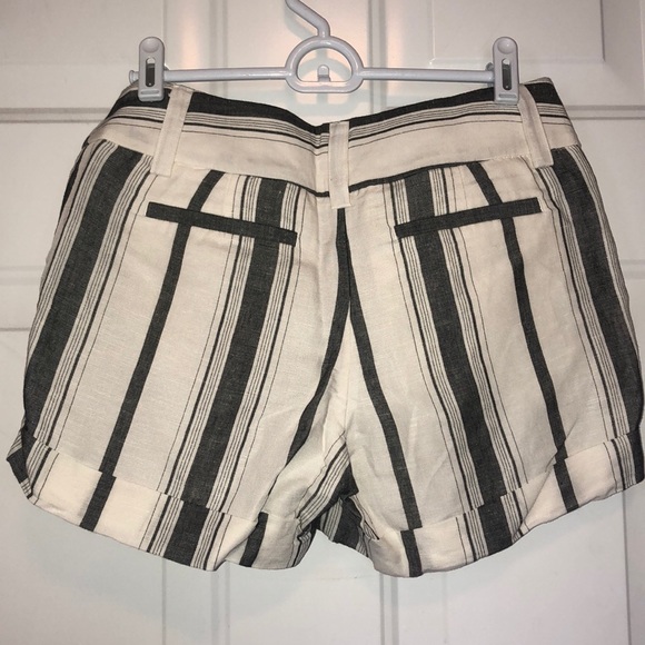 Express midi low rise shorts. Size 0 - Picture 2 of 3